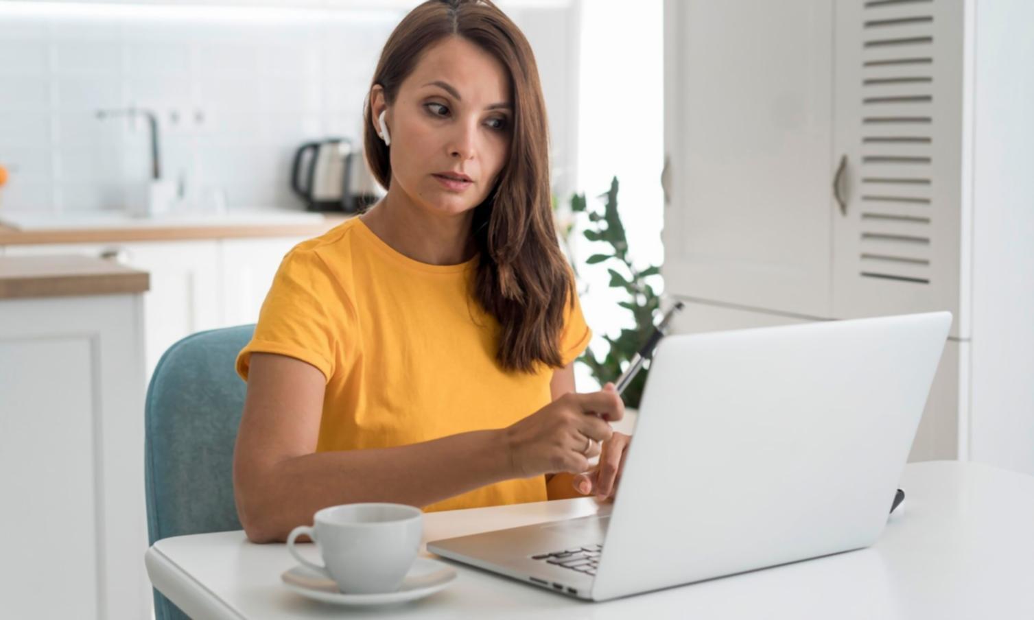 Profesionales analizando documentos financieros
